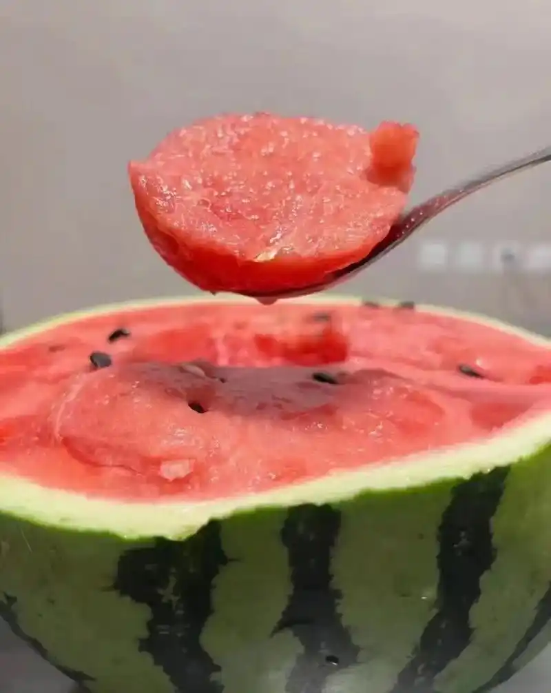 最近肚子疼,呕吐的孩子特别多…… 西瓜上市,好多家里开始吃起西瓜
