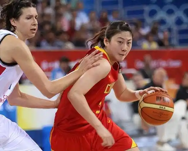 回顾女篮前国手:二婚嫁"福建球王"生双胞胎,37岁成