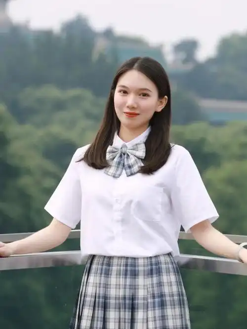 武汉大学校园里的女孩,美丽已经融入珞珈山的秀色中