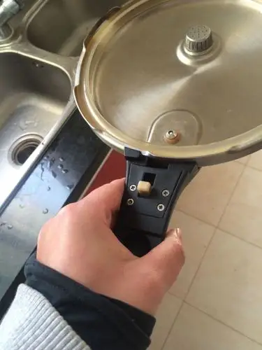 高压锅盖子把手怎么修啊 我刚才把它拆了又不晓得装对没有 总感觉不对