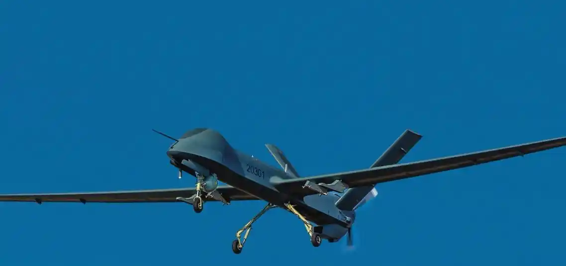 飞抵沙特哈立德国王空军基地的中国产彩虹-4无人机.