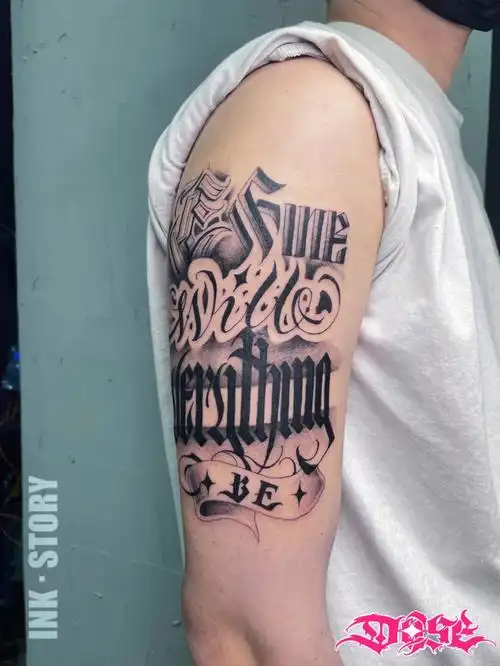 花体字大臂外侧丨tattoo