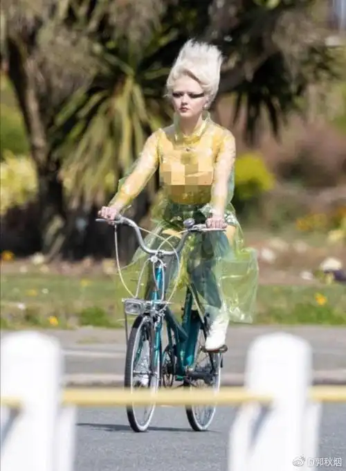 二丫长大了参演新剧穿透明雨衣骑自行车让路人目瞪口呆