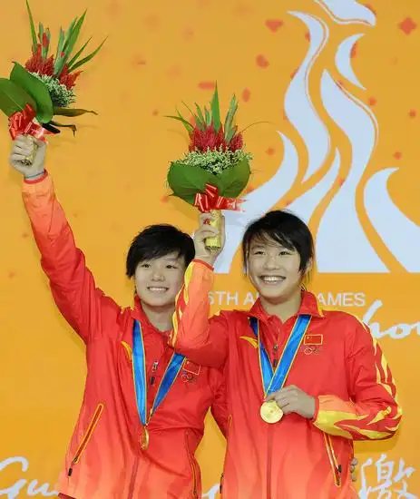 图文跳水女子双人3米板施廷懋王涵夺冠很开心