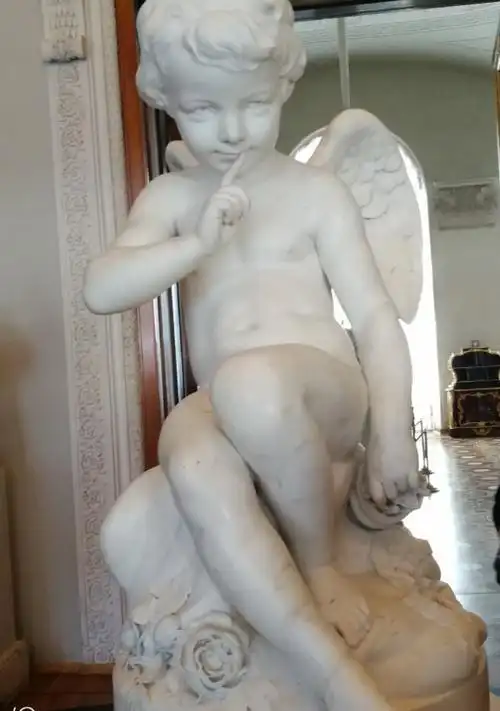 小天使像惟妙惟肖