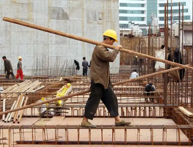 一包工头朋友讲他们那里原来有两口子每年都出门搞建筑,一年挣20多万