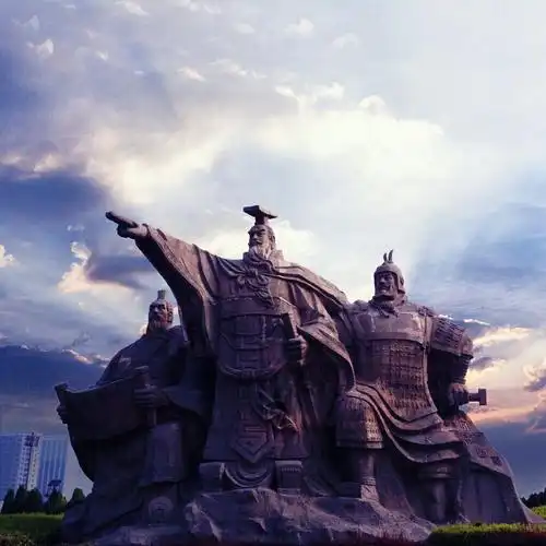 落日余晖中的晋文公塑像