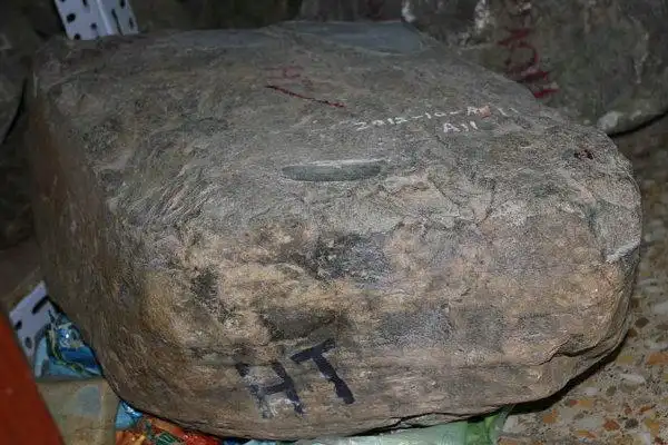 特大块紫罗兰翡翠原石赌石118kg