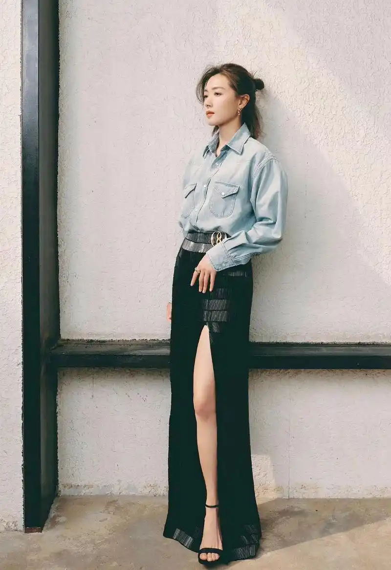 万茜高跟凉鞋大长腿美