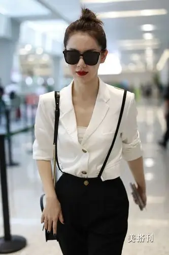 戚薇穿白色衬衫职场ol范十足,盘发涂红唇气场全开