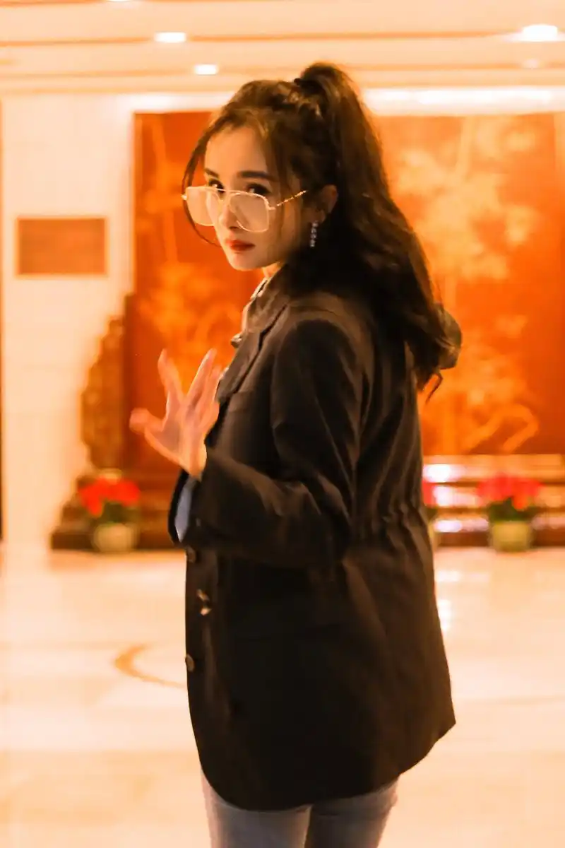 高马尾搭配金丝眼镜的大美女造型太吸睛了,私服品味