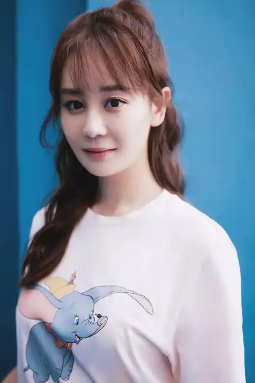 p>海陆,1984年10月15日出生于河南省郑州市,中国内地女演员,毕业于 a