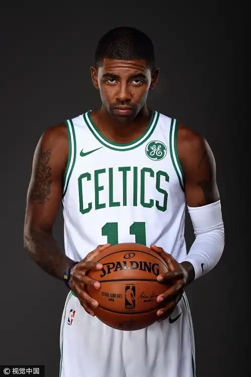 2017年9月1日,美国,17/18nba前瞻,凯里·欧文拍摄球队写真,身披绿军