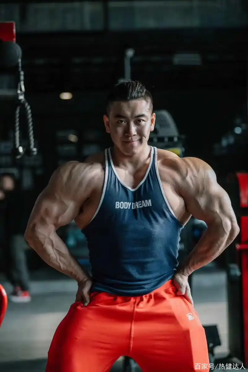 他是90后健美冠军程亦山,是鹿家门健美战队中的一员.