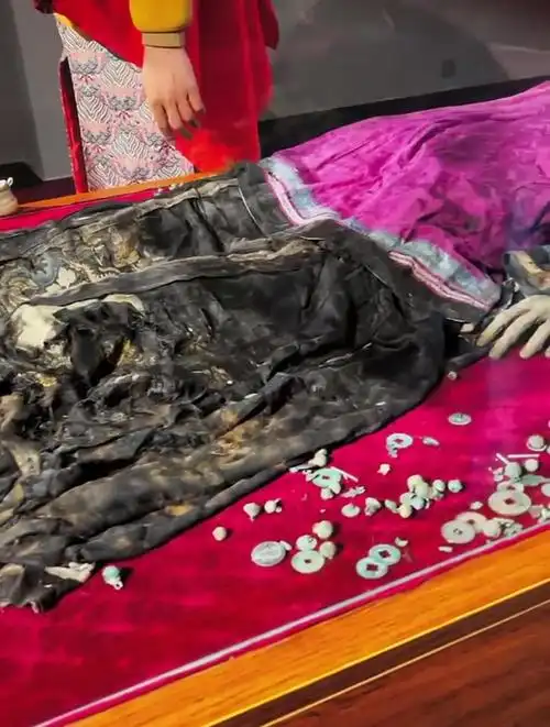 景区第一次看见清朝时出土的香妃娘娘 身高只有1.58米,头戴皇冠