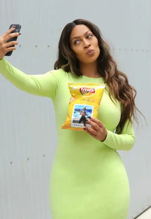 甜瓜娇妻代言乐事穿包臀裙街头自拍