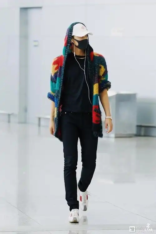 黄子韬一款螃蟹发型 西服穿搭帅气十足,网友:你怎么可以那么帅