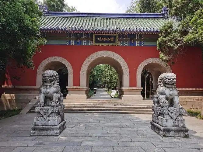 灵谷景区包含: 灵谷寺,无梁殿和灵谷塔.