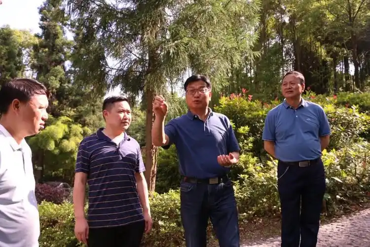 魏明禄赴贵定县督导易地扶贫搬迁工作并开展巡林