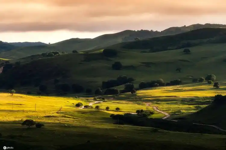 夏季乌兰布统草原光芒万丈 晚霞似火