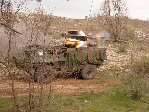 法国vab霍特轮式反坦克战车士兵称它为战场消防员