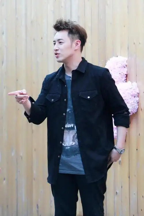 潘玮柏万年不变的"飞机头",可谓是一直引领着时尚潮流