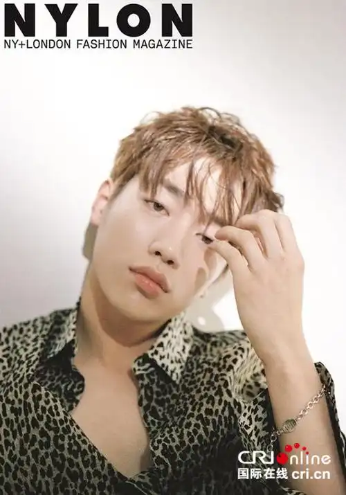 奶酪陷阱徐康俊性感写真曝光透视装隐露胸肌