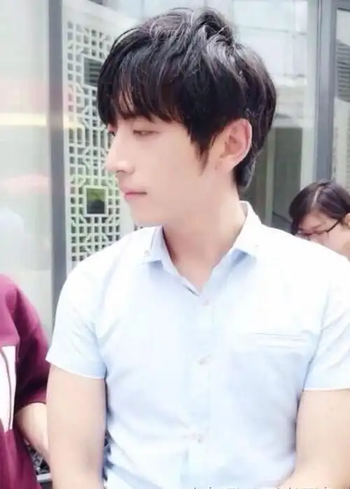 王大锤晒"最帅表情包",网友:只差迎娶白富美了_网易订阅