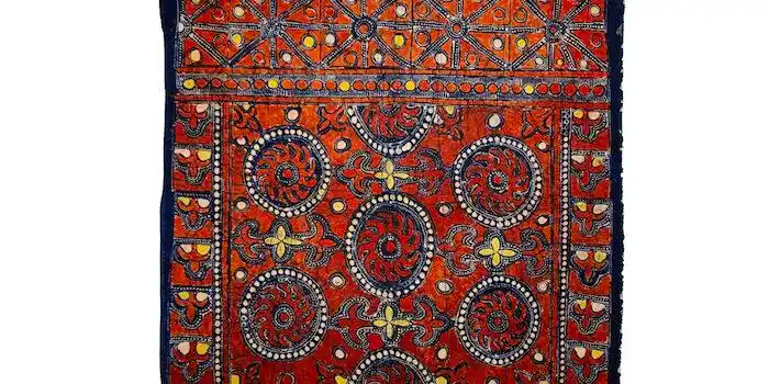 贵州省安顺市苗族小花苗太阳纹彩色蜡染背扇