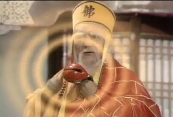 不,法海虽生活冰冷,一身袈裟一根禅杖和一个金钵,但他贵为住持方丈,受