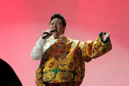 的《冰凉的小手》,土生土长在玉树的扎西朋达在经过专业的学习后