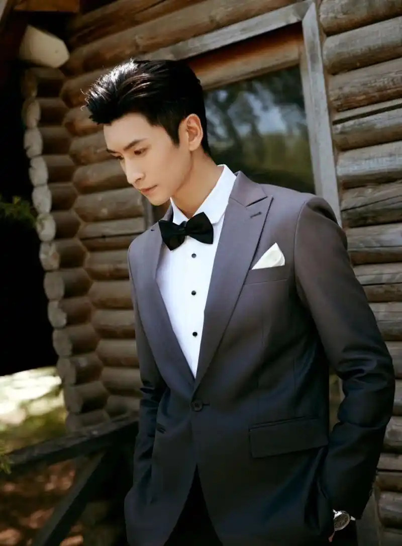 穿上渐变灰西装的张云龙,完美的展现了他的好身材 ,怎么看都很让人