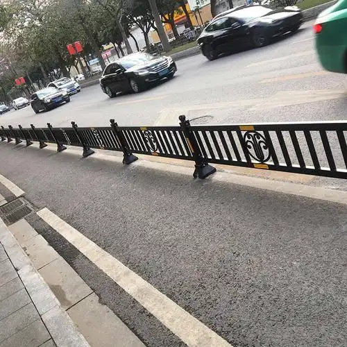 广州机动车道矮护栏厂家木棉花图像护栏定做路侧隔离栏