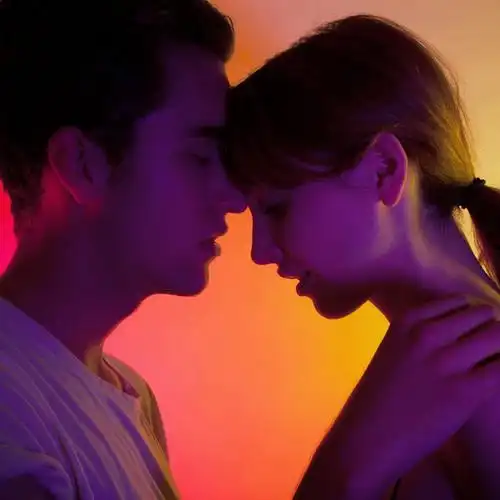 额吻_欧美情侣头像图片_扣扣居