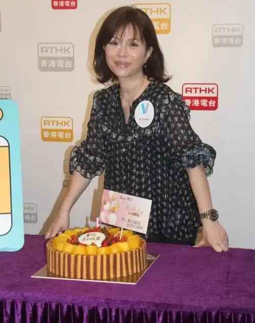 黄宝欣今年56,90后加入了第4个选秀节目,并凭借一首《酒杯敲钢琴》