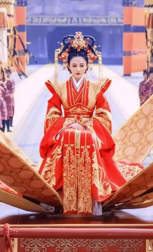 李沁红妆嫁衣绝美凤冠霞帔贵气十足不愧是响当当的古装美人