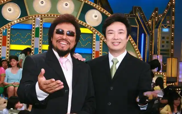 当年兄弟二人合作主持的综艺节目《龙兄虎弟》搞笑功力十足,小哥负责