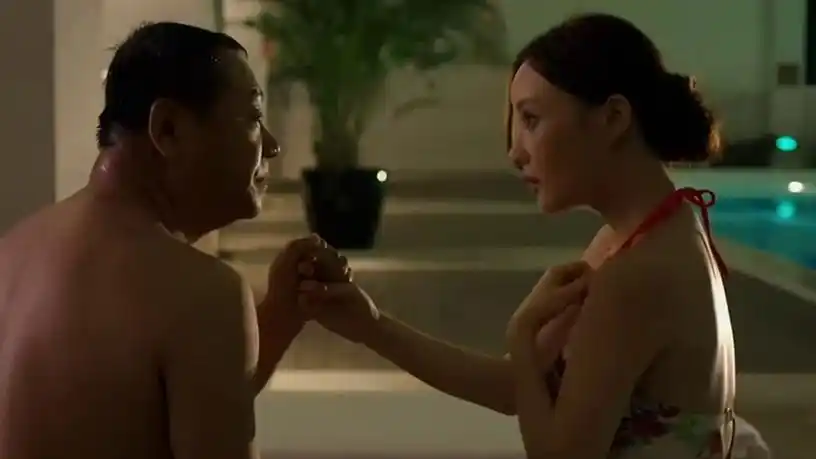 私人订制片段范伟遭李小璐泳装勾引挑逗