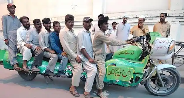 一辆摩托车搭载60人?别再嘲笑印度杂耍了,背后军事作用很大