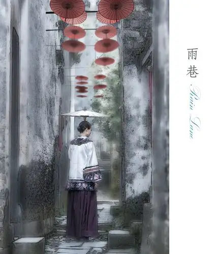 撑着油纸伞她彷徨在这寂寥的雨巷,哀怨又彷徨;在雨中哀怨,丁香一样的