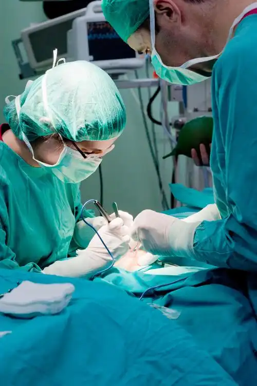 正在做手术的外科医生医生看诊病人外科医生手术