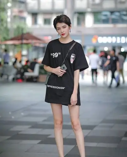 街拍:小姐姐黑色宽松印花短袖搭配白色运动鞋,短发时尚帅气