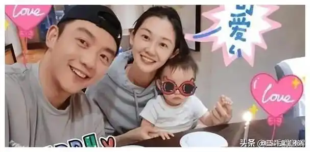 郑恺苗苗带女儿现身机场:35岁苗苗拉着女儿,37岁郑凯一人推