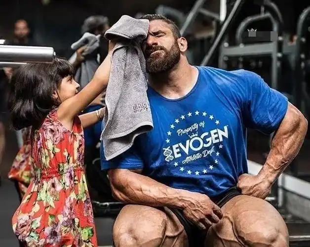 伊朗运动员在奥林匹克先生健美比赛获得铜牌