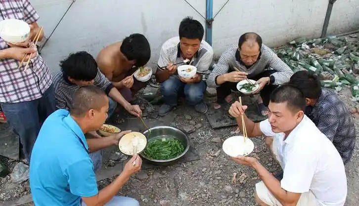一组农民工吃饭的照片深深震撼了城里人