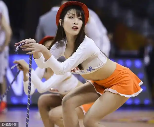 广东与深圳的cba半决赛赛场上,啦啦队的宝贝们用热辣的舞蹈,为球迷