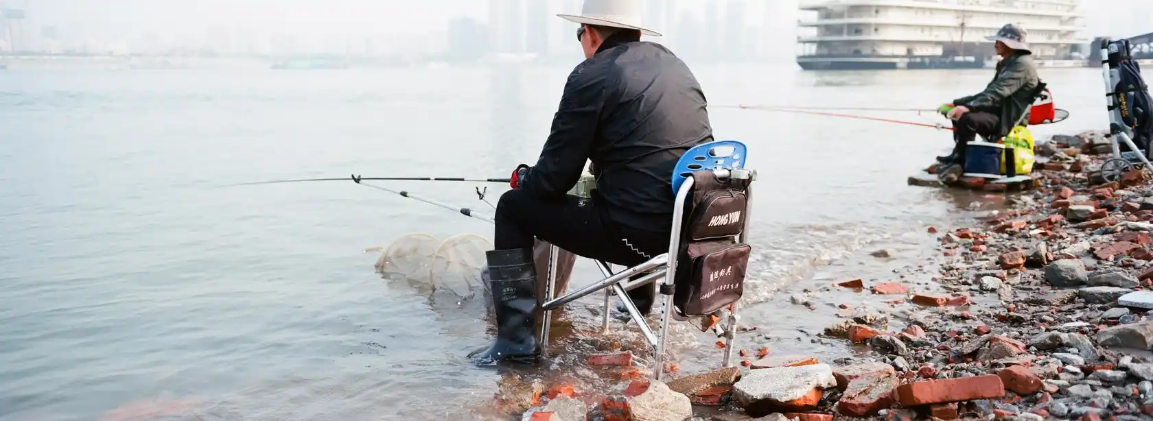 长江边的钓鱼人 hasselblad xpan ii   45mm f4 kodak ektar 100 胶片