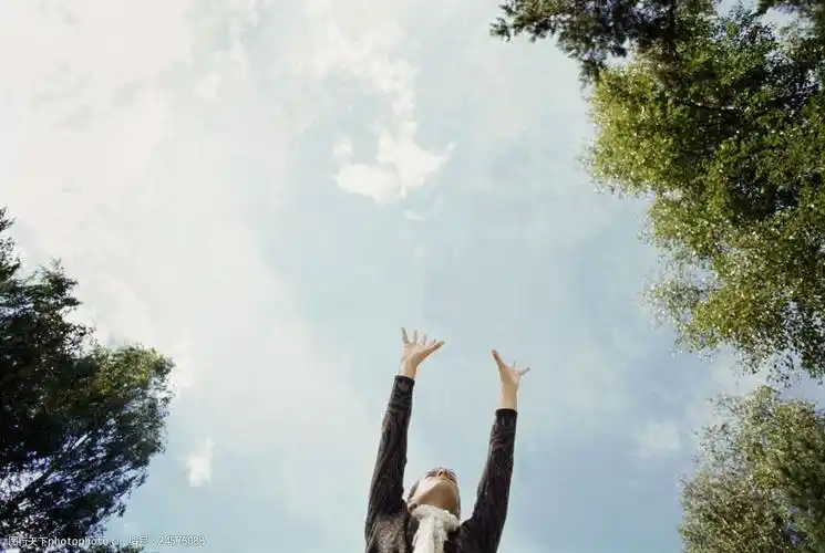 伸出双手的时尚美女图片