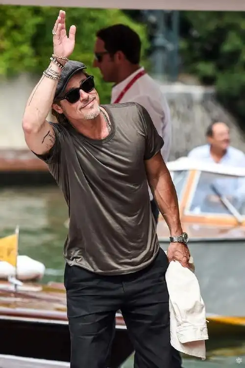 56岁布拉德皮特现身威尼斯头发胡子都已灰白身材却依旧有型