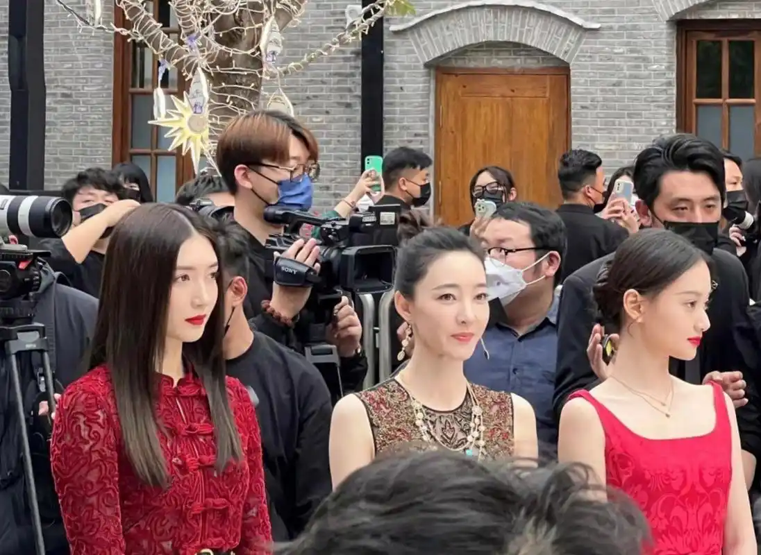 一堆女明星里,竟然是夏梦最出众,力压江疏影和王丽坤